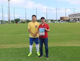 质疑判罚不公，C罗皇马时期也做过相同争议手势并高喊“抢劫”